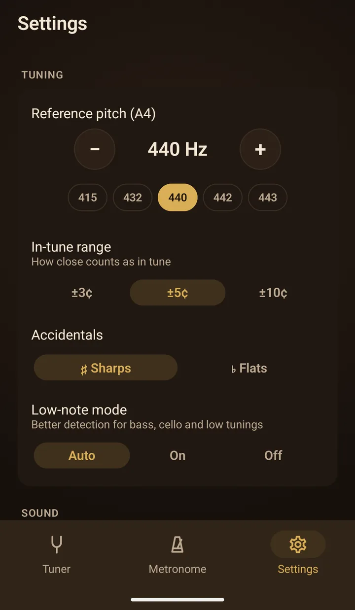 Settings: Reference pitch (A4) at 440 Hz with presets, In-tune range ±3, ±5 or ±10 cents, Accidentals sharps or flats, and Low-note mode Auto, On or Off